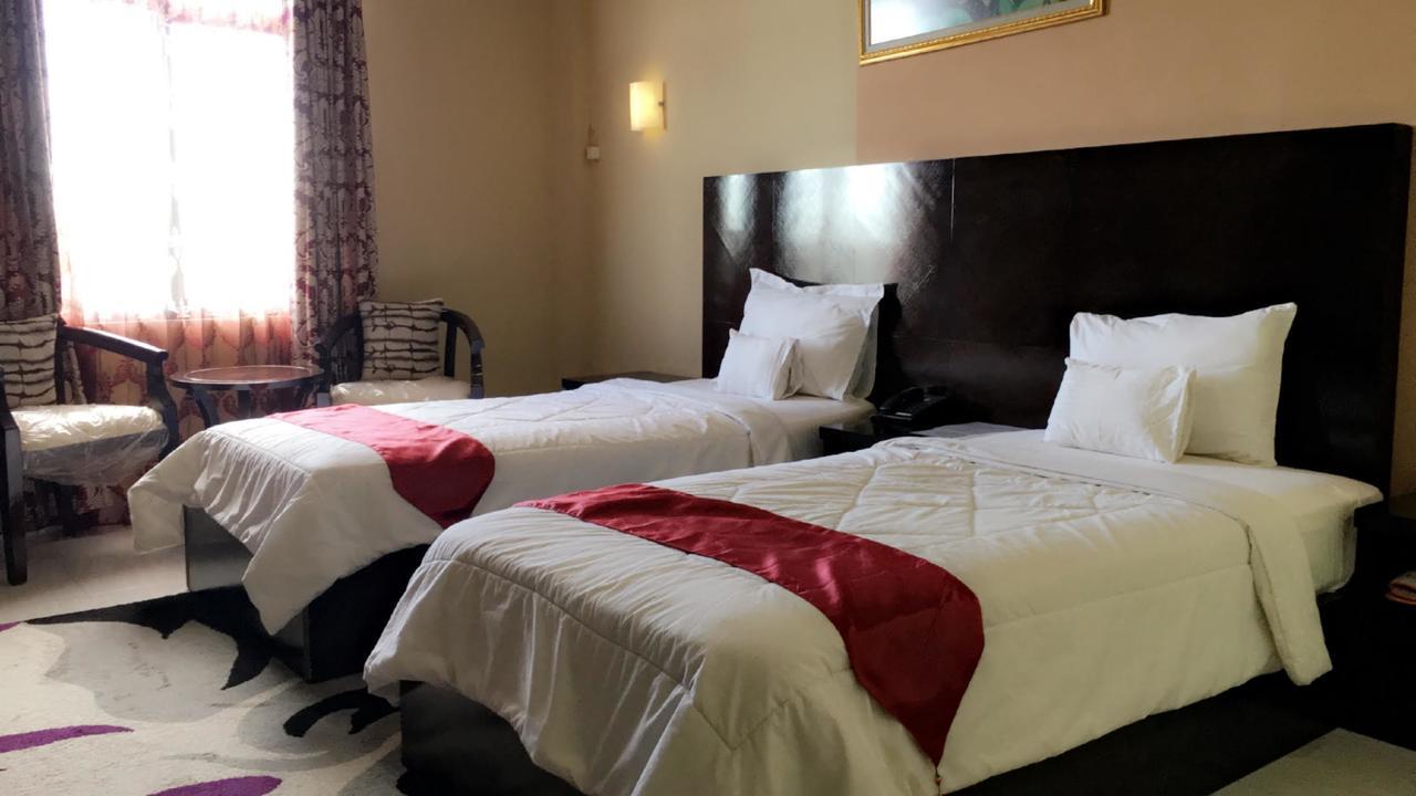 Syafira Hotel Langgur Esterno foto