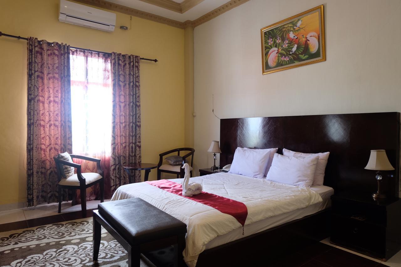 Syafira Hotel Langgur Esterno foto