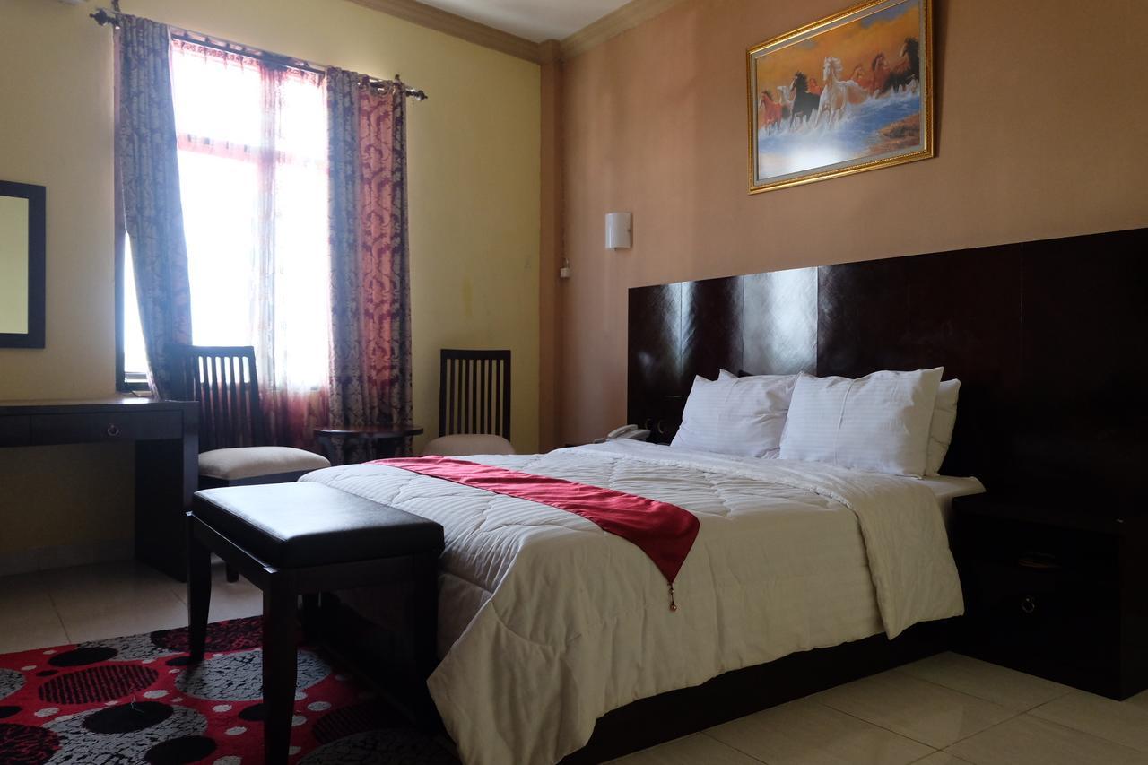 Syafira Hotel Langgur Esterno foto